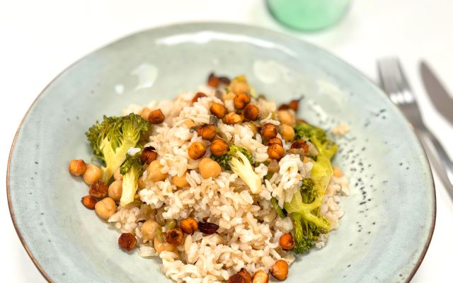 Bol hivernal de riz complet, pois chiches maison et l&eacute;gumes verts
