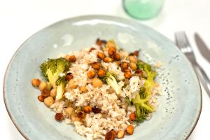 Bol hivernal de riz complet, pois chiches maison et l&eacute;gumes verts